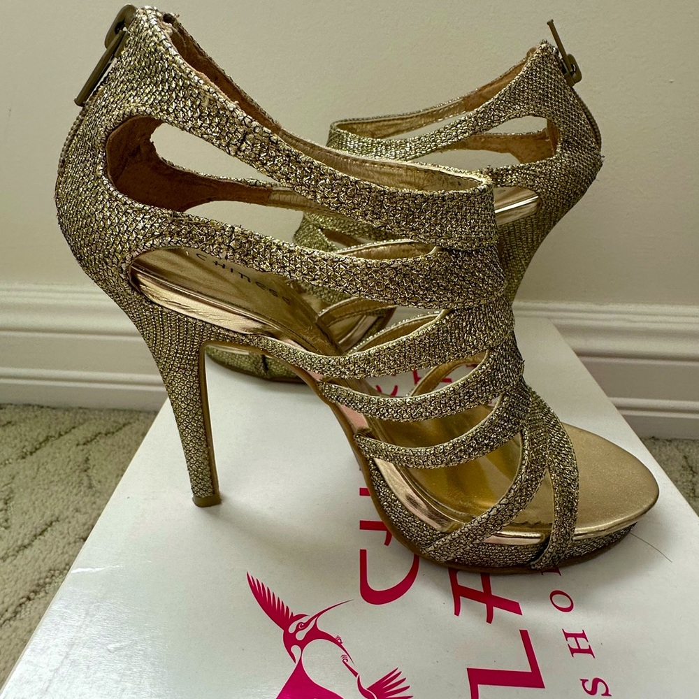 Gold Chinese Laundry sandals!